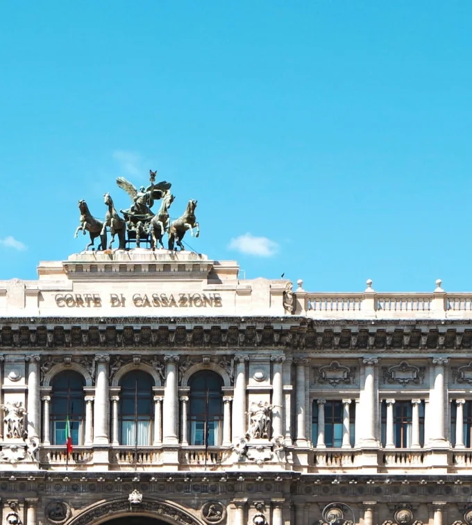La facciata del Palazzo di Giustizia di Roma, sede della Corte di Cassazione, con la quadriga sulla sommità